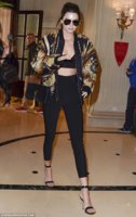 2CF8AD2000000578-3256177-Working_it_Make_up_free_model_Kendall_Jenner_was_pictured_leavin-m-4_14.jpg