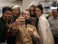 2D0524DE00000578-3257836-Say_cheese_Later_on_Friday_Kendall_and_Gigi_were_spotted_with_US-a-56_1.jpg