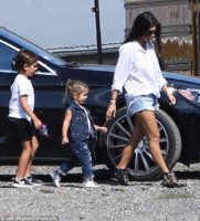 2D581A4000000578-3270082-Family_fun_Sister_Kourtney_Kardashian_and_her_children_Penelope_-m-6_14.jpg