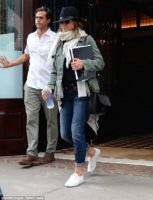 2D6A5F4100000578-3272881-She_likes_a_good_lid_Jennifer_Aniston_has_been_wearing_hats_nons-a-6_14.jpg