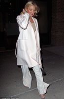 2D847B6000000578-3277819-Chic_swagger_Adding_a_chic_but_practical_touch_to_her_outfit_Kat-m-23_1.jpg