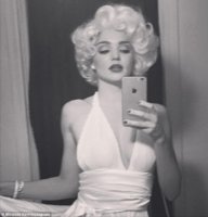 2DC9AA2500000578-3289415-Having_a_Marilyn_moment_Miranda_Kerr_channels_Marilyn_Monroe_in_-m-163_.jpg