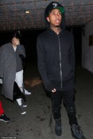 2E17478800000578-0-Leading_the_way_The_teen_star_hung_back_behind_her_25_year_old_b-m-8_14466208.jpg