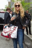 GIGI-HADID-ABACA-PR-RIGHTS-OF-1-YEAR-FROM-090915_oggetto_editoriale_720x600.jpg