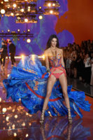 Kendall+Jenner+2015+Victoria+Secret+Fashion+X55rd8Mv-vux.jpg