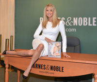 Christie+Brinkley+Christie+Brinkley+Signs+WL7cF3R1ksjx.jpg