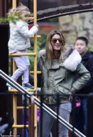 2E7985A000000578-3319658-Watchful_eye_Gisele_stood_patiently_by_the_playground_as_she_mad-m-137_.jpg