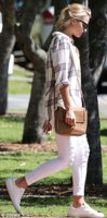 2E8327AE00000578-3321408-Rock_n_roll_She_rolled_up_the_sleeves_to_her_shirt_while_adding_-a-14_1.jpg