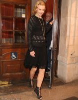 2E9DF2C600000578-3326333-Subtly_highlighting_her_lithe_legs_Nicole_teamed_her_top_with_a_-m-84_1.jpg
