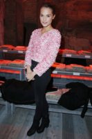 alicia_vikander_chanel_pre_fall_2013_show_paris_dec_2012_FGu8PsY4.sized.jpg