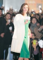 2F30529700000578-3352679-All_smiles_The_brunette_was_smiling_as_she_was_photographed_by_e-m-184_.jpg