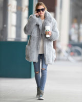 Olivia-Palermo-Wearing-a-grey-fur-coat--03.jpg