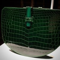 _b__ton_de_craie__clutch_in_green_smooth_crocodile_and_a_green_malachite_clasp_at__hermes_5266.j.jpg