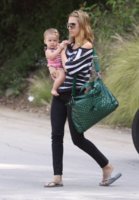 jessica-alba-leaves-a-house-in-beverly-hills-with-her-daughter-05.jpg