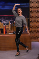 Gisele+Bundchen+Visits+Tonight+Show+Starring+KEzLGggwE8xx.jpg