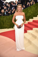 Margot+Robbie+Manus+x+Machina+Fashion+Age+JIVboHkIzqfx.jpg