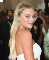 Margot+Robbie+Manus+x+Machina+Fashion+Age+BAhedCBvwKBx.jpg