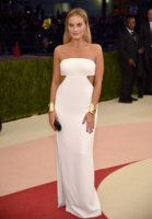 Margot+Robbie+Manus+x+Machina+Fashion+Age+AZi6pF9cngLx.jpg