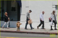 charlie-hunnam-shopping-lunch-girlfriend-morgana-mcnelis-family-07.jpg