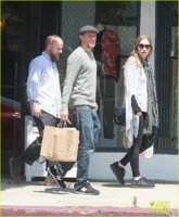 charlie-hunnam-shopping-lunch-girlfriend-morgana-mcnelis-family-09.jpg
