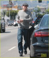 charlie-hunnam-shopping-lunch-girlfriend-morgana-mcnelis-family-26.jpg