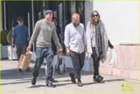 charlie-hunnam-shopping-lunch-girlfriend-morgana-mcnelis-family-36.jpg