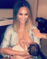 chrissy-teigen-breast-feeding-ftr.jpg