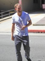 Charlie-Hunnam-Out-LA-August-2016-Pictures.jpg