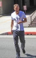 Charlie-Hunnam-Out-LA-August-2016-Pictures8.jpg