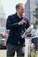 charlie-hunnam-books-meeting-beverly-hills-07.jpg