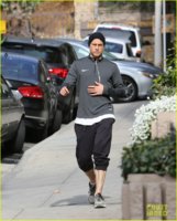 charlie-hunnam-goes-for-morning-hike-at-runyon-canyon-01.jpg