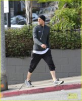 charlie-hunnam-goes-for-morning-hike-at-runyon-canyon-03.jpg