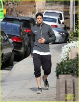 charlie-hunnam-goes-for-morning-hike-at-runyon-canyon-04.jpg