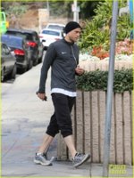 charlie-hunnam-goes-for-morning-hike-at-runyon-canyon-05.jpg