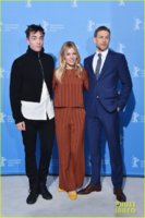 charlie-hunnam-robert-pattinson-sienna-miller-berlin-01.jpg