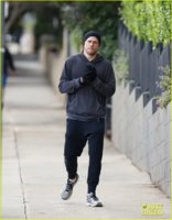 charlie-hunnam-hike-runyon-canyon-01.jpg