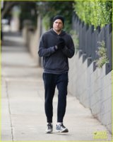 charlie-hunnam-hike-runyon-canyon-03.jpg