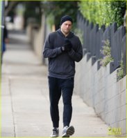 charlie-hunnam-hike-runyon-canyon-05.jpg