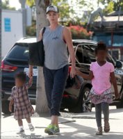 3DF01D8E00000578-4280888-Out_and_about_Charlize_Theron_was_spotted_on_Friday_taking_in_a.jpg