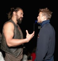 charlie-hunnam-jason-momoa-comic-con-1490889532.jpg