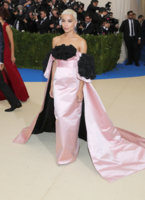 Zoe+Kravitz+Rei+Kawakubo+Comme+des+Garcons+6WJl7kN4w9Vx.jpg