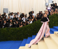 Zoe+Kravitz+Rei+Kawakubo+Comme+des+Garcons+i7QlDb-fDYkx.jpg