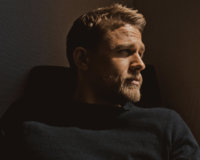 14CHARLIE-HUNNAM1-superJumbo-v2.jpg