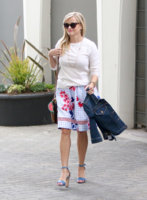 Reese+Witherspoon+floral+departure+aXAXWcOO3Zex.jpg