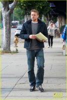 charlie-hunnam-goes-casual-for-mid-week-lunch-outing-01.jpg