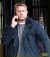 charlie-hunnam-goes-casual-for-mid-week-lunch-outing-02.jpg