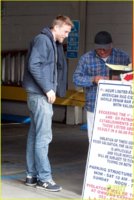 charlie-hunnam-goes-casual-for-mid-week-lunch-outing-03.jpg