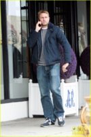 charlie-hunnam-goes-casual-for-mid-week-lunch-outing-05.jpg