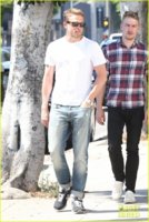 charlie-hunnam-lunch-with-friends-11.jpg