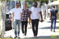 charlie-hunnam-lunch-with-friends-14.jpg